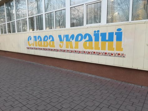 Ukraine Graffiti: translates to "Glory to Ukraine"